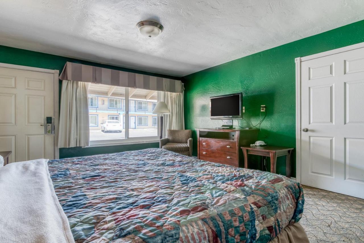 Cedar Lodge Motor Inn Medford Exteriör bild